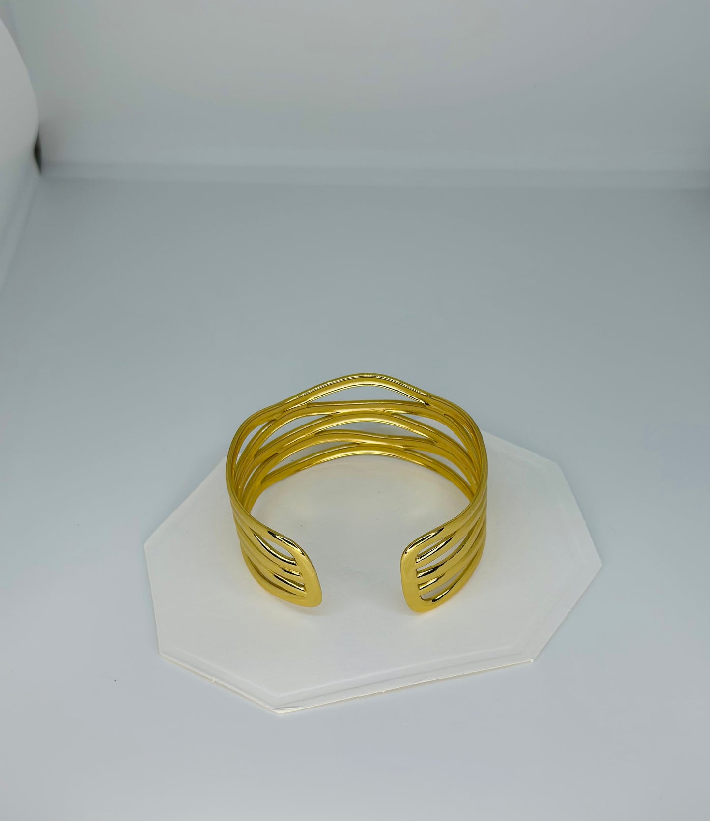 Hollow Lines Kada
