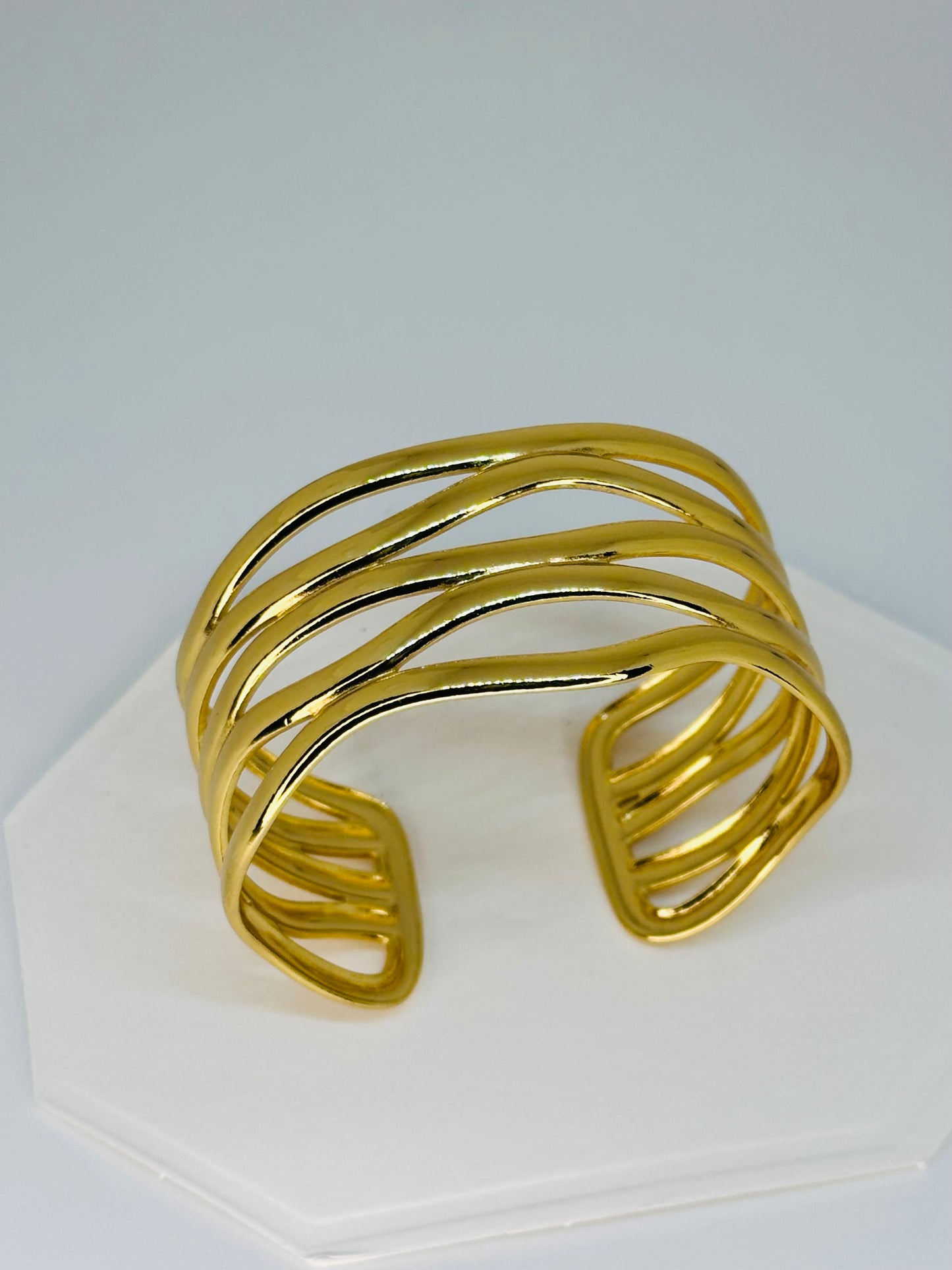 Hollow Lines Kada