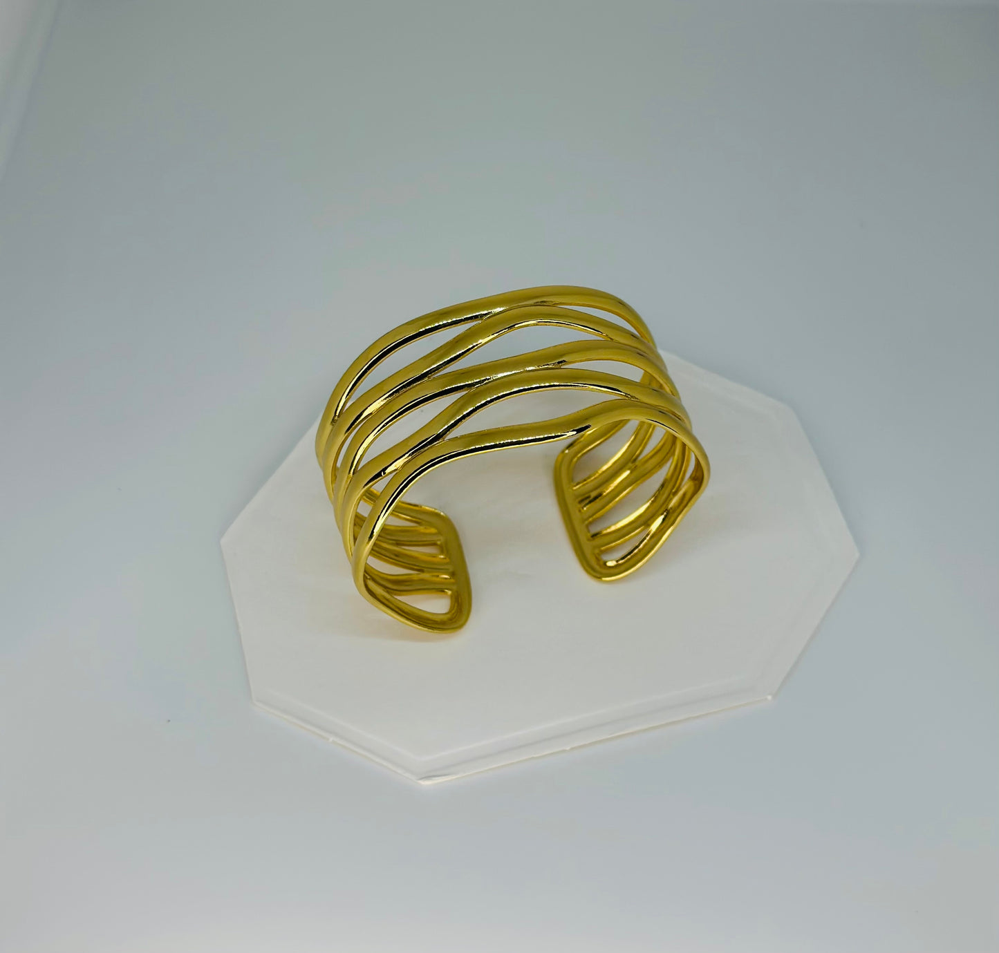Hollow Lines Kada
